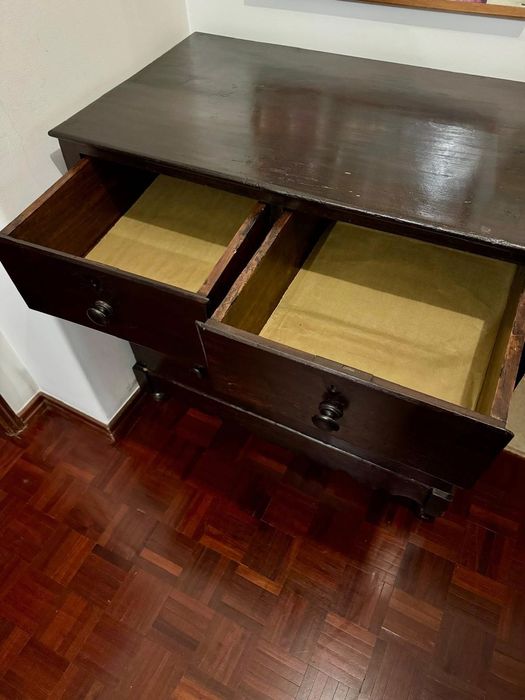 Cómoda antiga com dois gavetões e duas gavetas pequenas