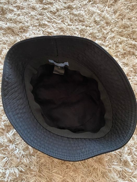 Шапка від відомого бренду Prada