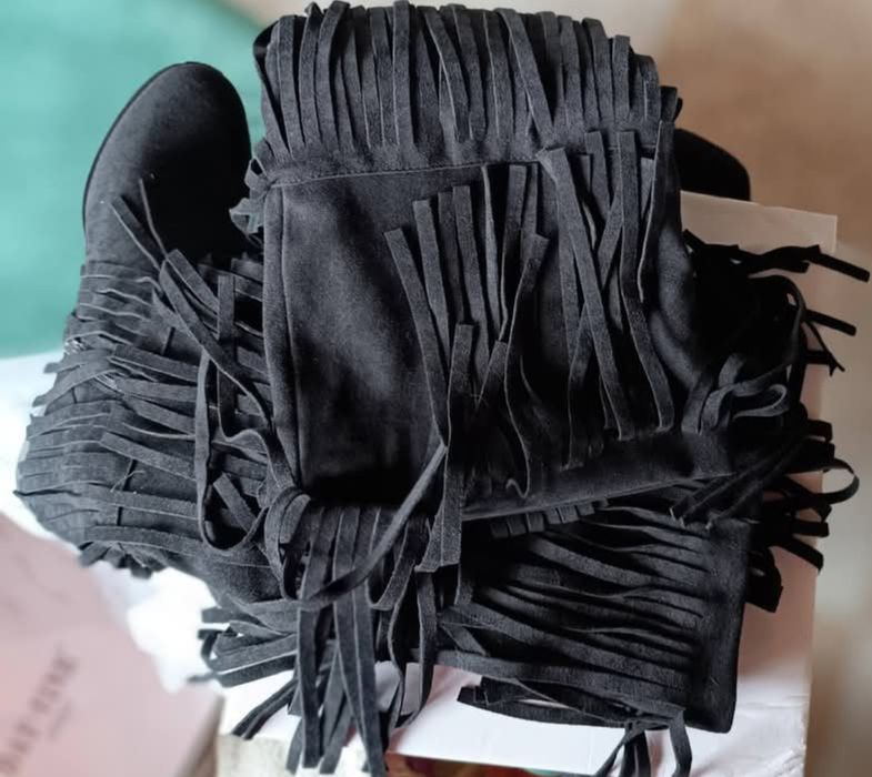 Bota de cano alto n 41 em camurça preta de franjas. Novas