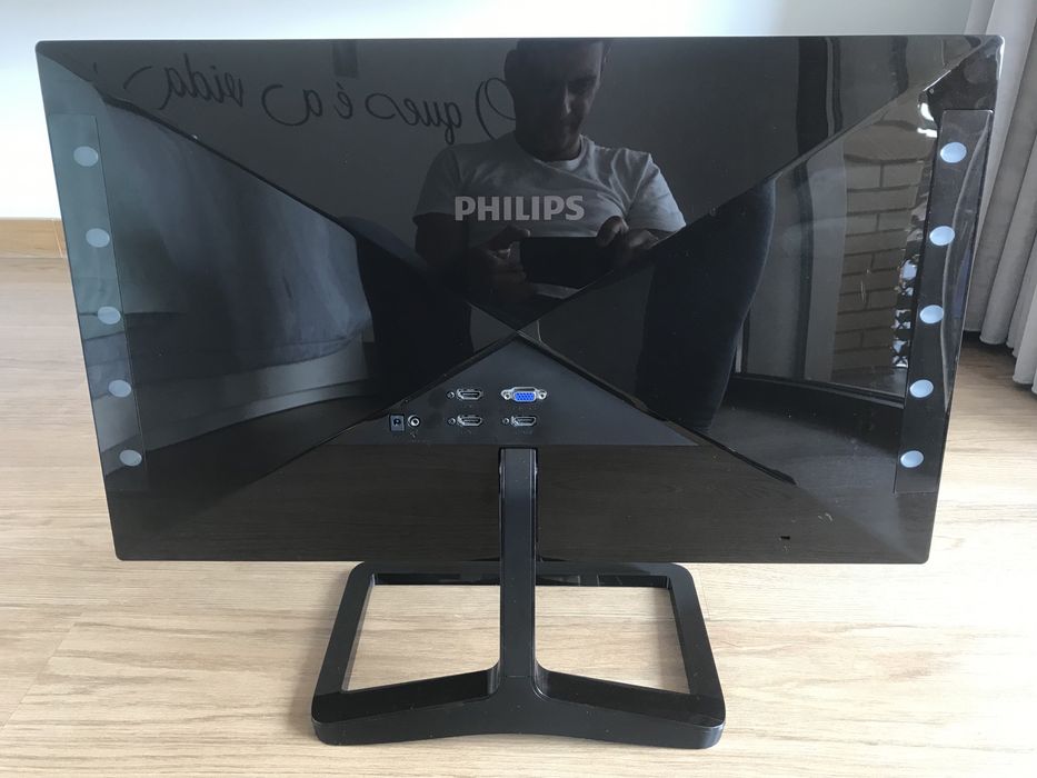 Monitor LCD Philips 27”com Ambiglow