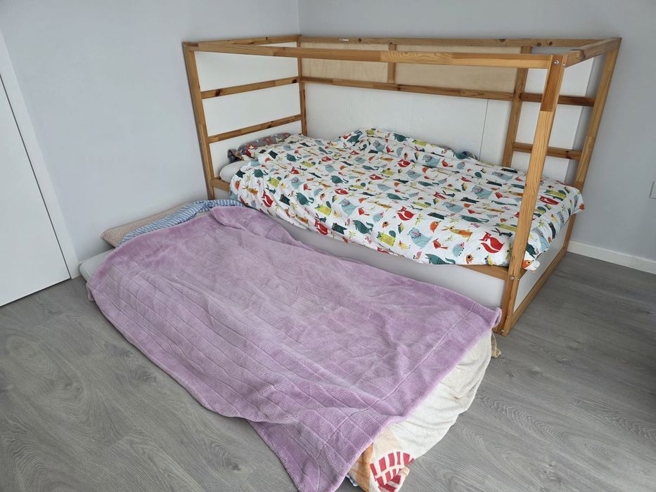 Cama beliche com 2 colchões e roupa cama de menino