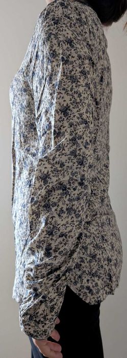 Blusa florida com pormenor no colarinho