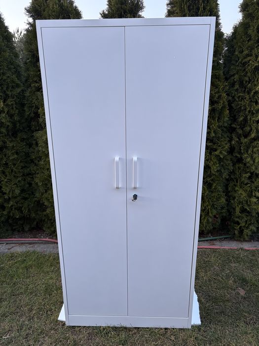 Szafa metalowa zamykana na dokumenty lub narzedzia