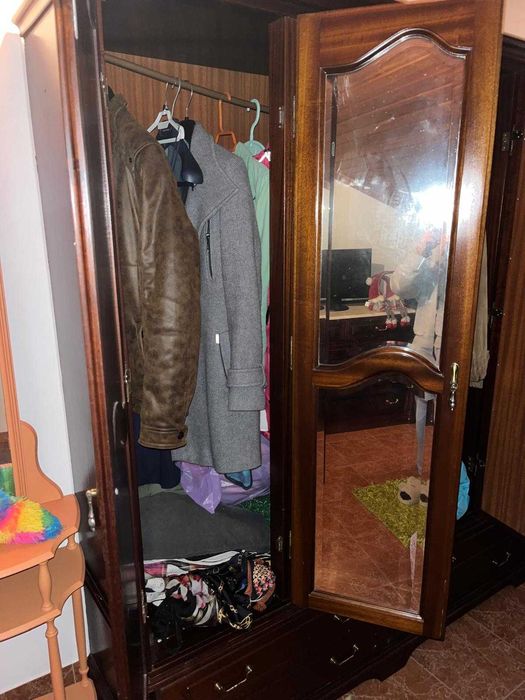Guarda-roupa clássico em madeira com espelhos e gavetas