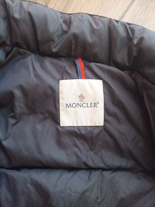 Оригінальний дитячий пуховик Moncler (Розмір 140 / 10 років)