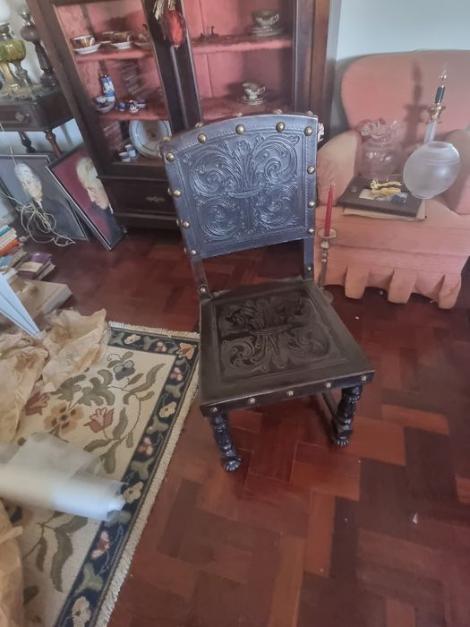 Cadeiras em couro com tachas em metal