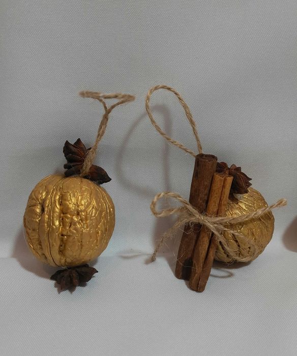 Горіхи золоті, декор на ялинку, прикраса новорічна, золоті горішки