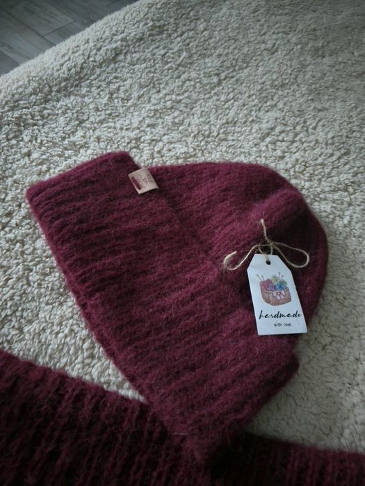 Czapka i długi szal w kolorze wina rękodzieło komplet