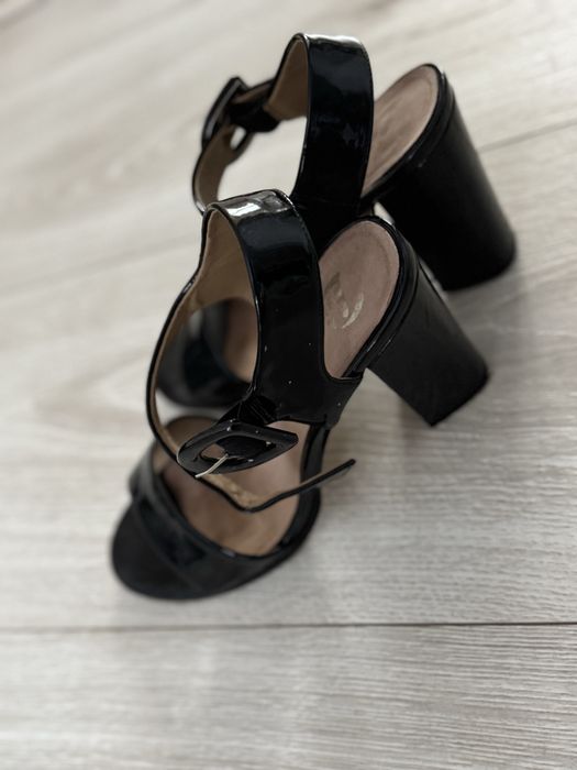 Buty na obcasie skorzane 38