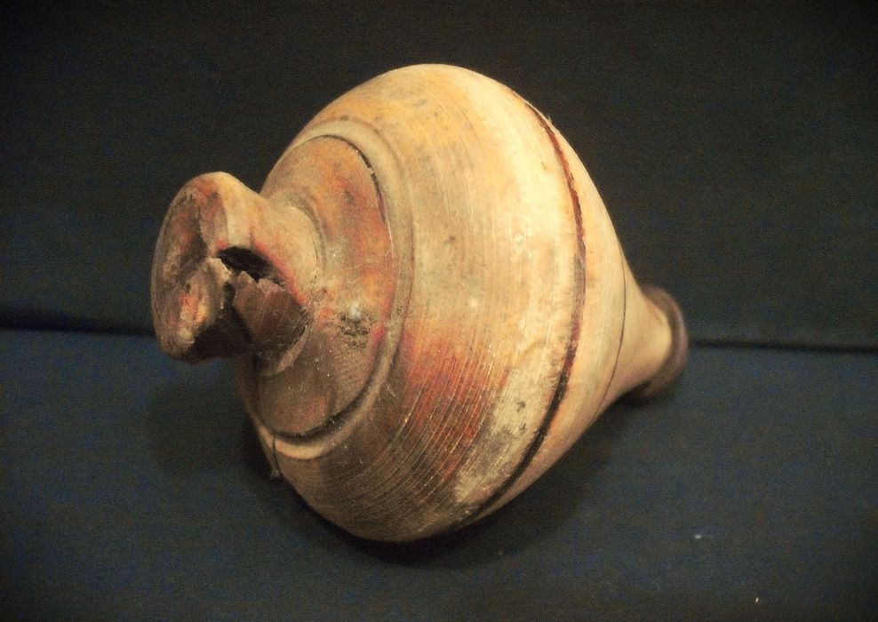 Pião antigo em madeira - brincado - anos 50/60