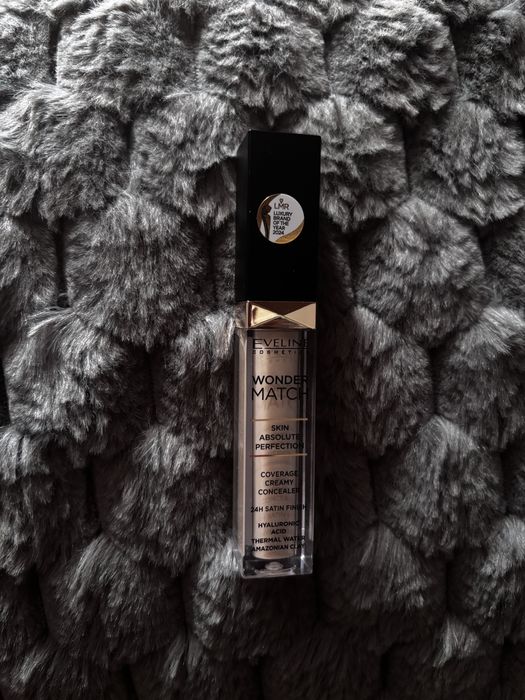 Korektor eveline 01 light