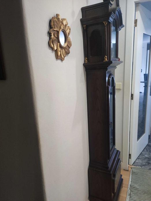 Relógio vintage de pé com pêndulo