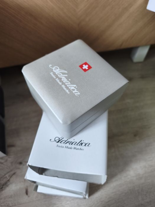 Pudełko do zegarka Adriatica z instrukcją.  Szare.