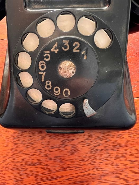 Stary, czarny telefon RWT