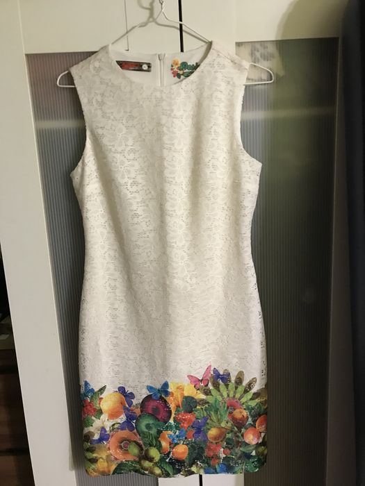Sukienka Desigual kremowa