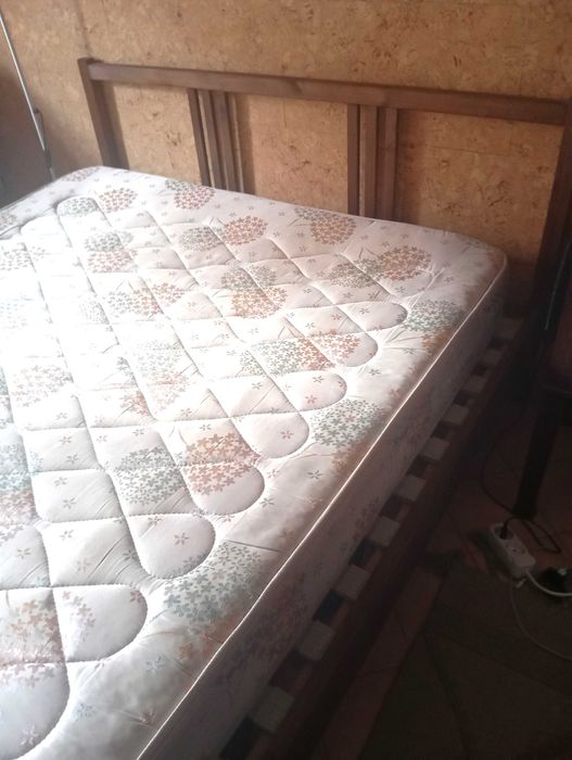 Cama de casal em madeira