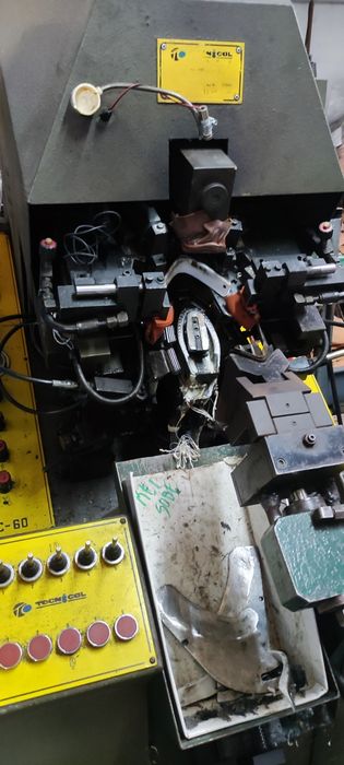 Máquina de montar bicos