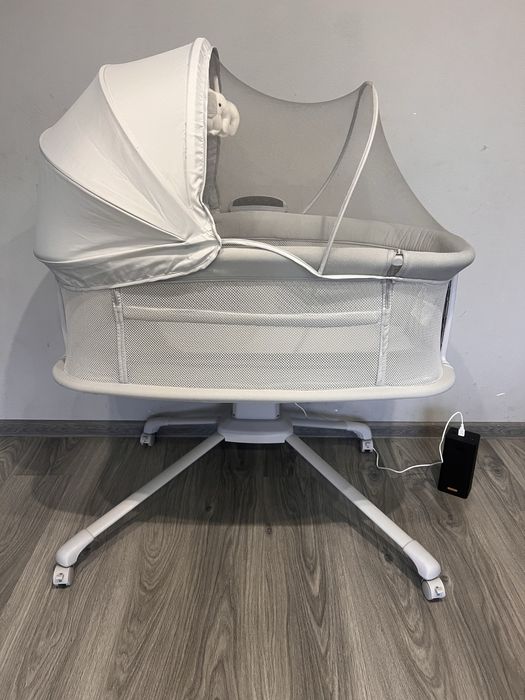 Ліжечко дитяче приставне з автоматичним загойдуванням.