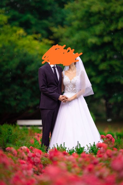 Suknia ślubna z kołem i welonem