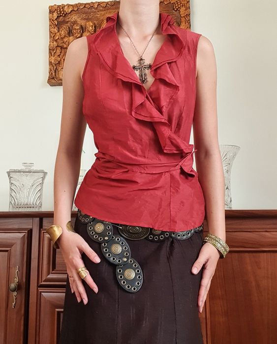 Czerwona bluzka z wiązaniem