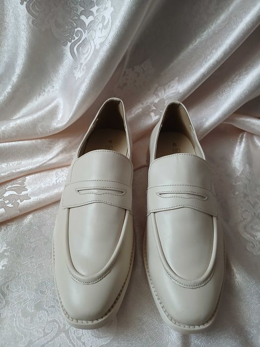 Beżowe klasyczne loafersy bonprix 42 mokasyny kremowe ecru płaskie basic casual