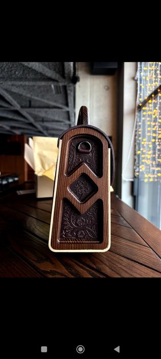 НОВАЯ кожаная сумка ручной работы с тиснением и деревянной ручкой