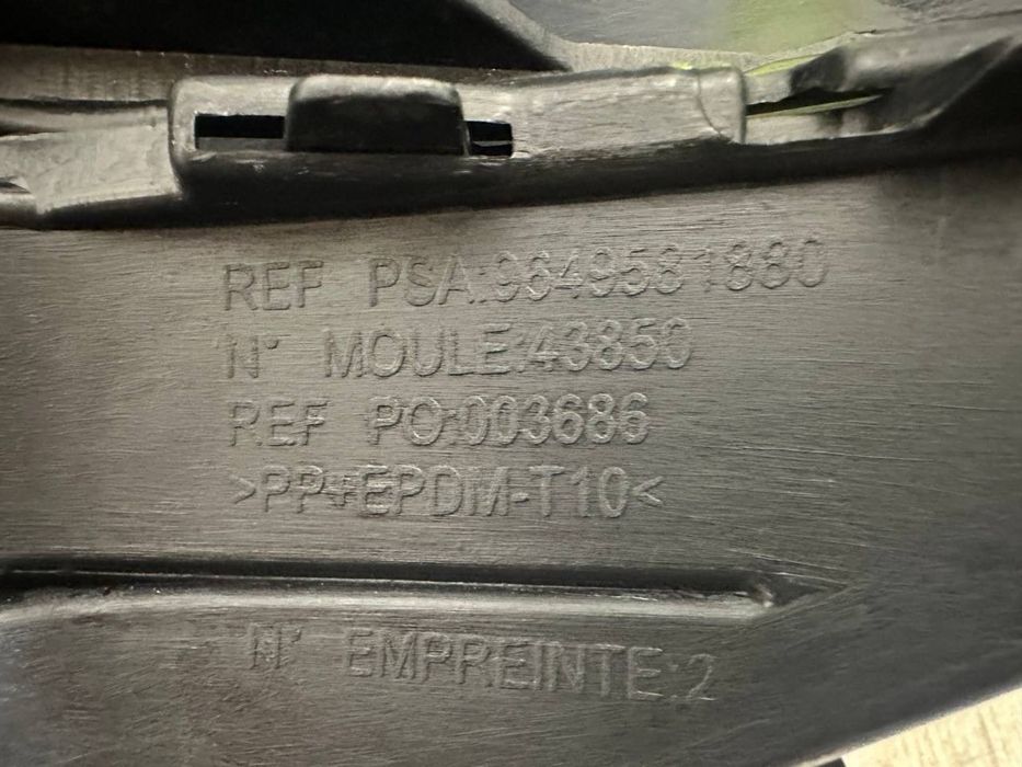 Бампер передний Решетка средняя Peugeot 207 ( 2006 - 2009 г. ) Решітка