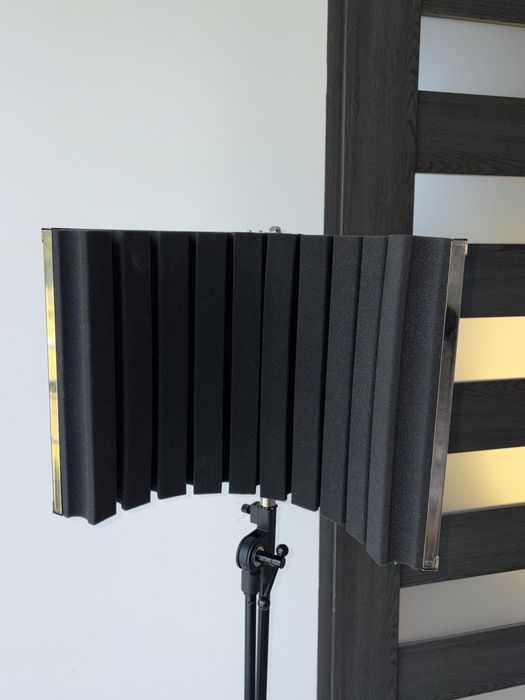 Panel wygłuszający marki Marantz Professional z statywem