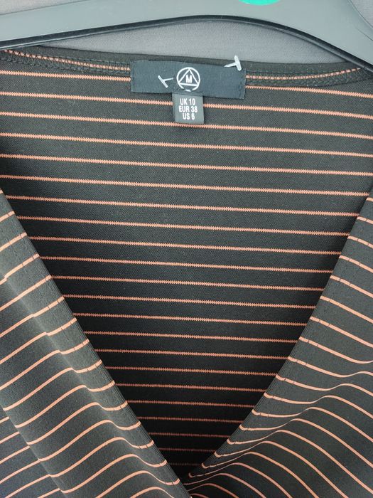 Sukienka z falbaną elastyczna