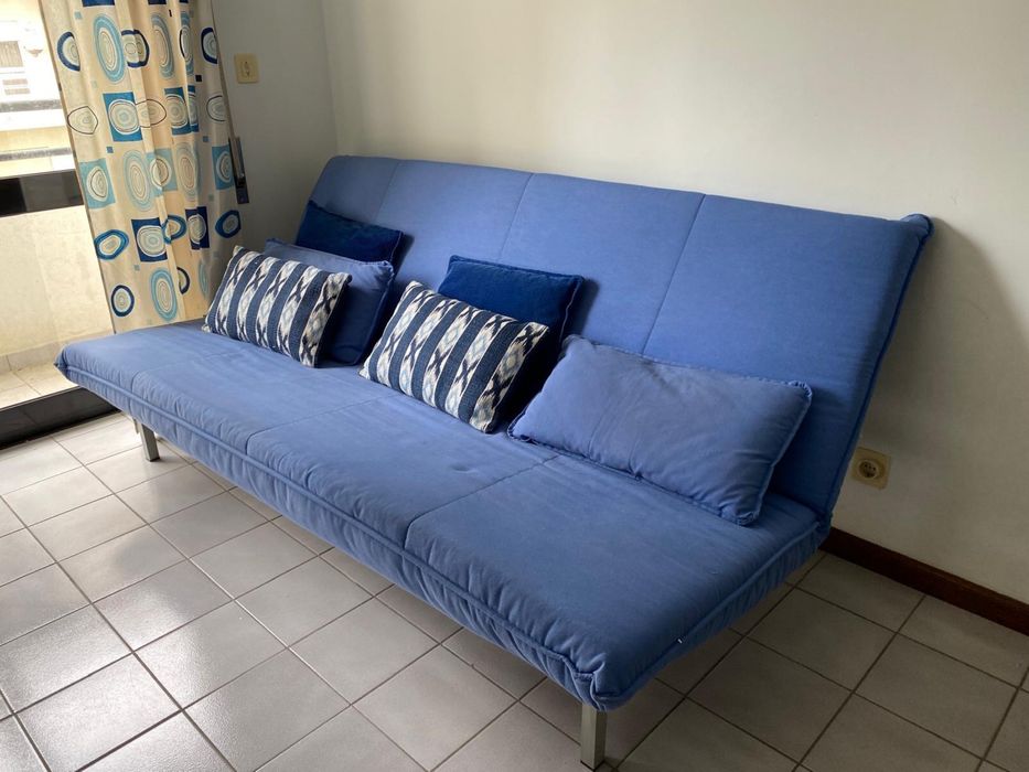 Sofa que aberto faz cama