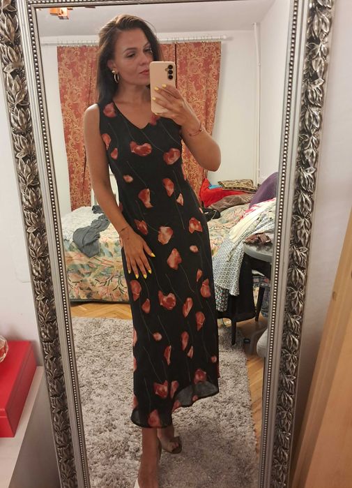 Letnia maxi czarna w czerwone kwiaty sukienka rozm. S, M
