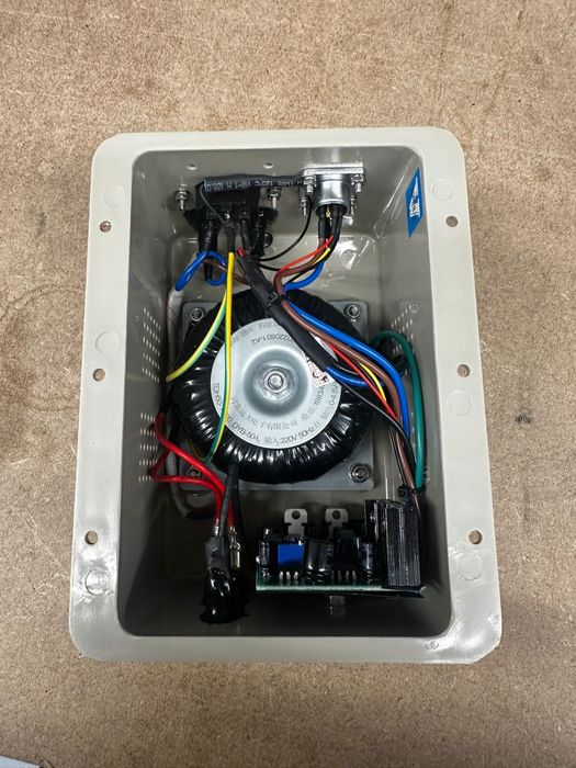 Fonte de alimentação Input 220V/2A. Output 12V/5A