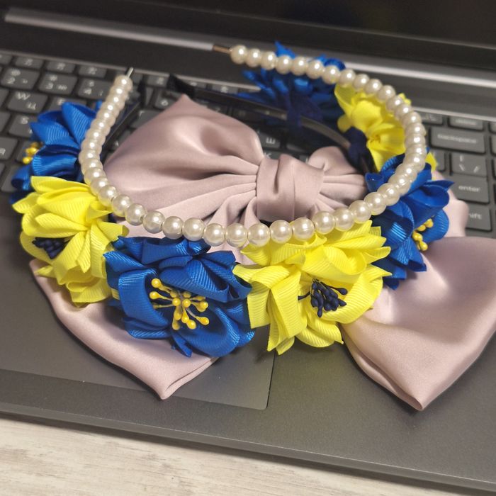 Вінок із квітв зі стрічки.