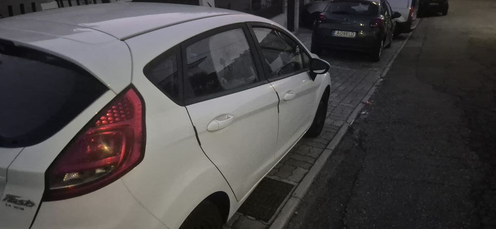Ford Fiesta 1.4 TDCi 5 lugares 5 portas -Branco — photo 5