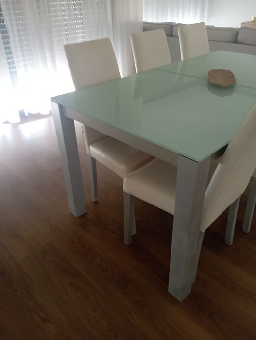 Mesa de Sala em bom estado.