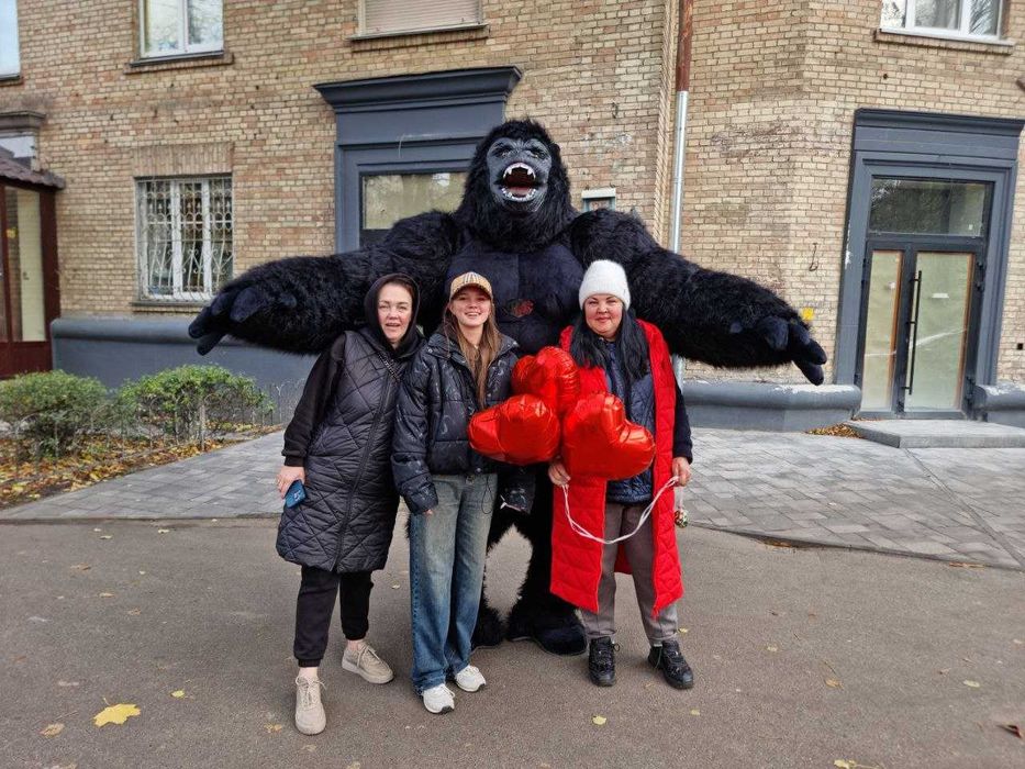 Замовляйте експрес-привітання з Надувною Горилою по Києву та області