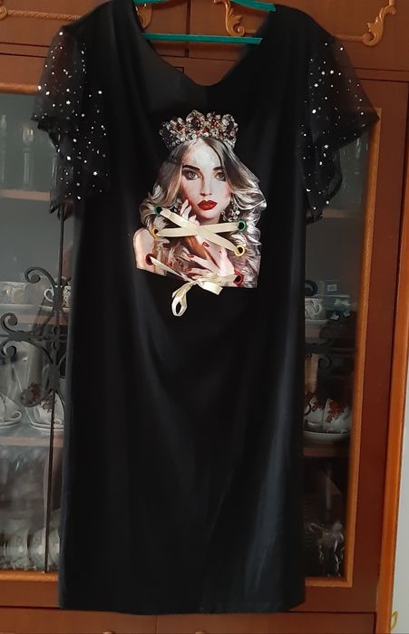 Чорна сукня з аплікацією