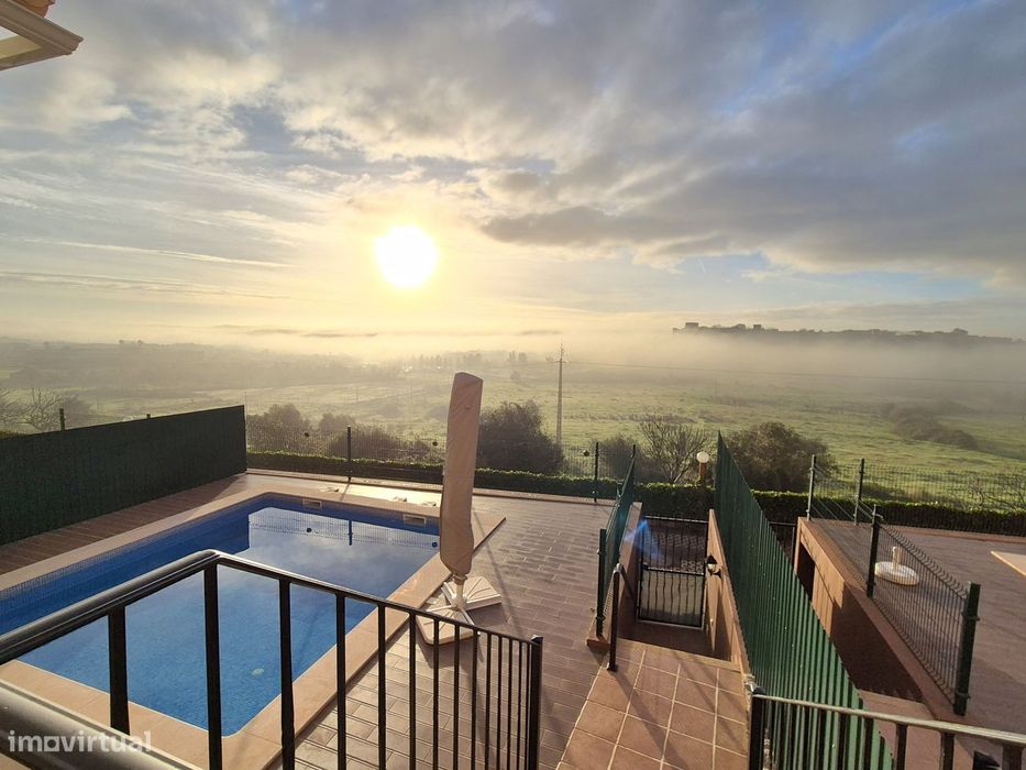 Moradia com Piscina em Condominio Privado