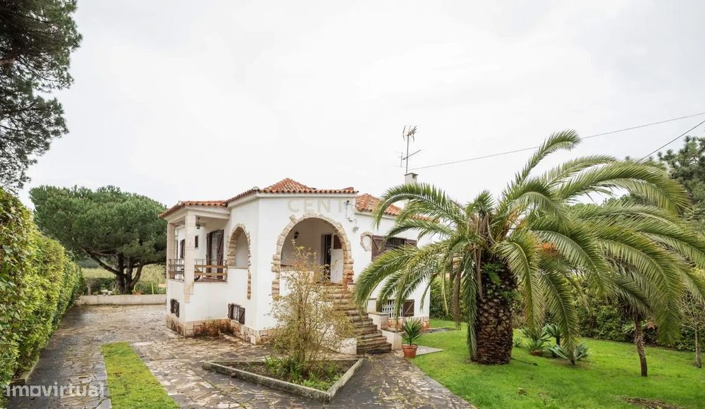 Moradia à Venda no Banzão, zona de Colares