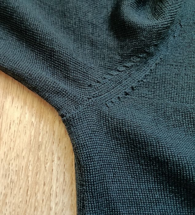 Свитер Uniqlo (100% тонкая шерсть), s