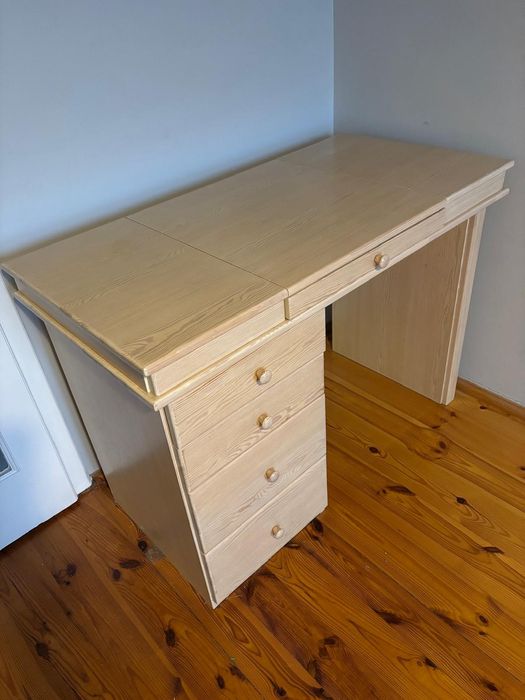 Niestandardowe biurko drewniane – rozkładane, solidne