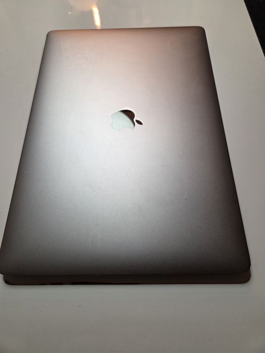 MacBook Pro 15" |i9-9980HK, 8-rdz 5 GHz| 32 GB|512 GB |Radeon PRO