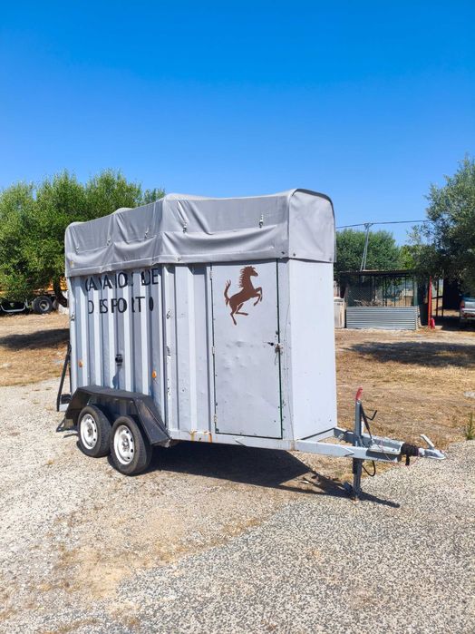 Roulote para transportar cavalos