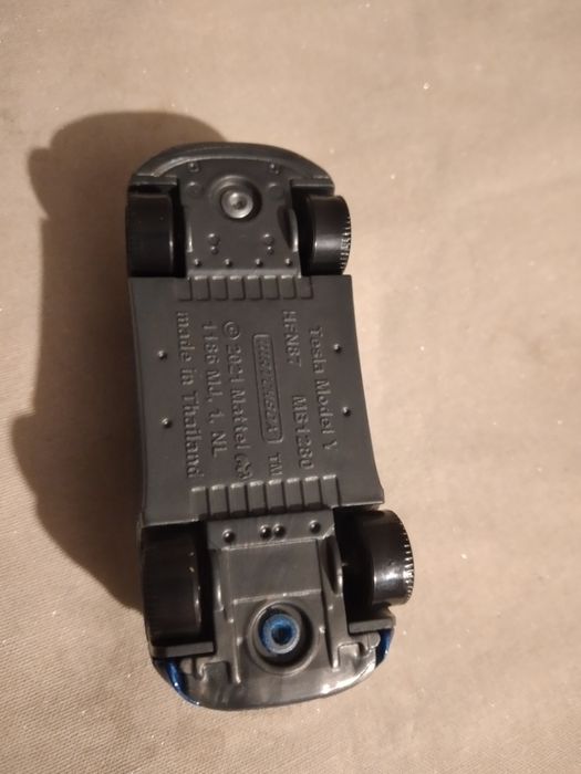 Sprzedam autko Tesla zabawke