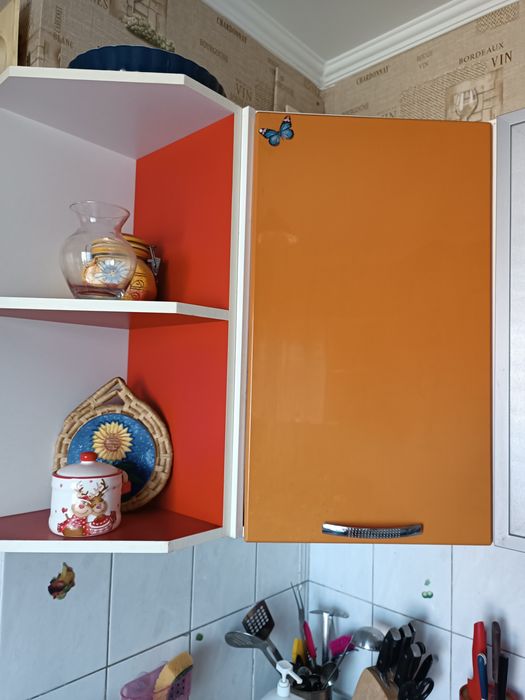 Столики кухонні , полички окремо або рвзом