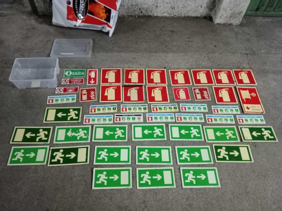 Lote 45+ Placas Sinalização Emergência Fotoluminescentes (Bom Estado)