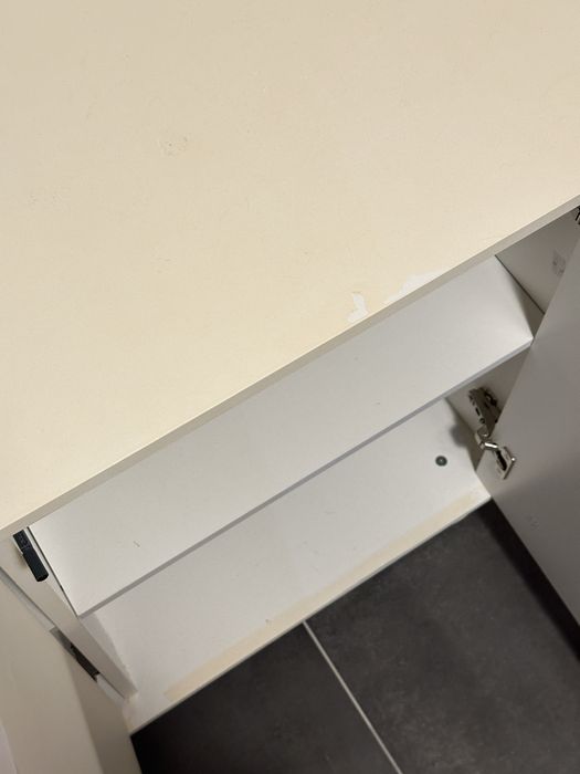 Minimalistyczna komoda na okrągłych nigach