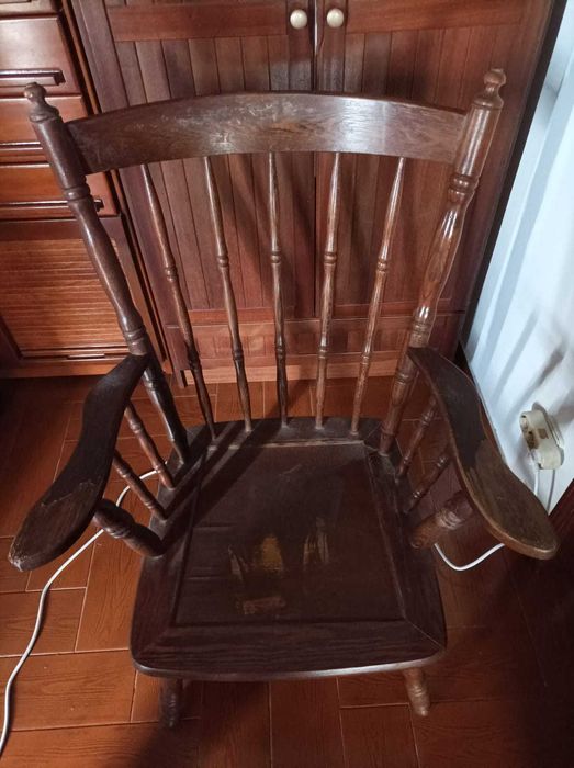 Cadeirão em Madeira Maciça com Encosto Alto - Estilo Clássico