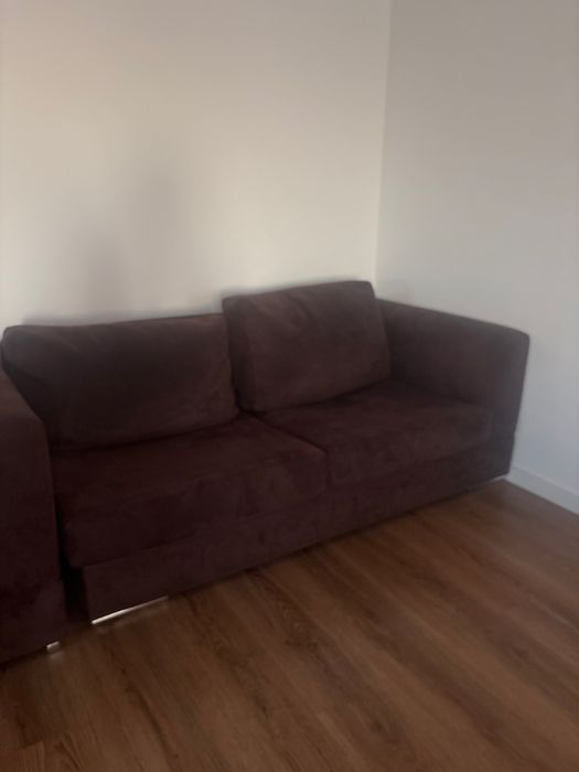 Sofa de sala com sinais de uso