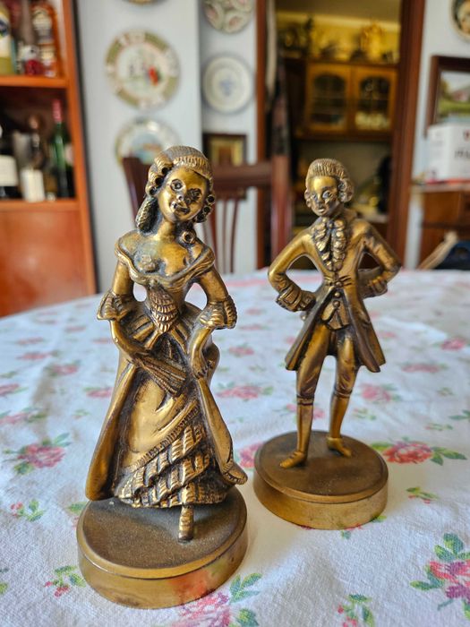 2 estátuas - Homem e Mulher antigo em latão